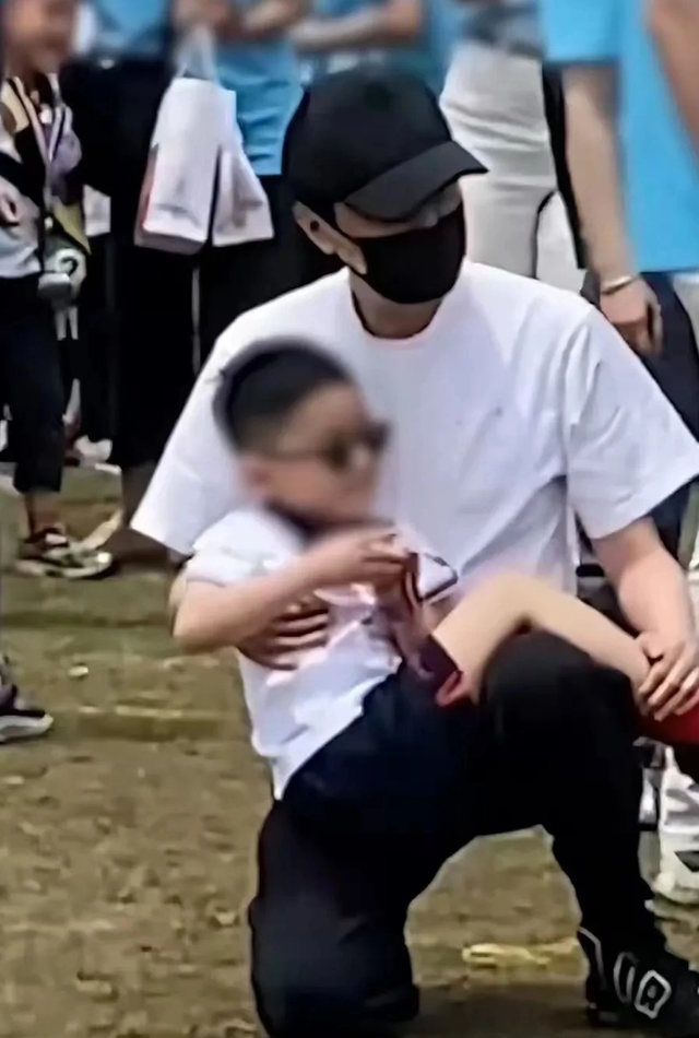 离婚四年，47岁冯绍峰再次官宣喜讯，成为赵丽颖高攀不起的存在！