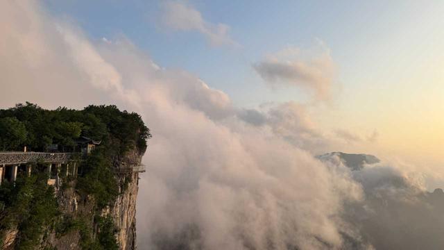 湖南天门山：一场逃离喧嚣的山野之约