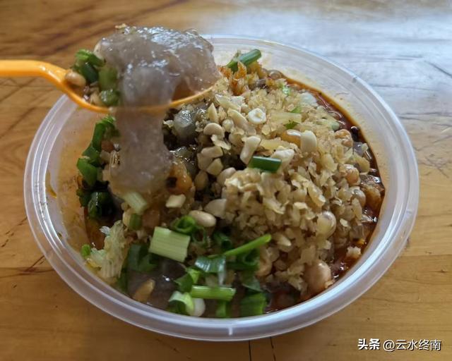说这里是“川中第一镇”有些夸张，但是美食还是挺多，闲转还可以