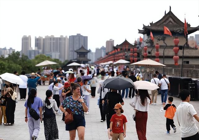 暑假西安城墙旅游热 迎宾开城仪式带领“穿越古今”