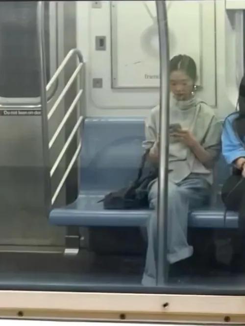 纽约地铁偶遇黄磊女儿黄多多，网友大赞她漂亮有气质，自带清冷感