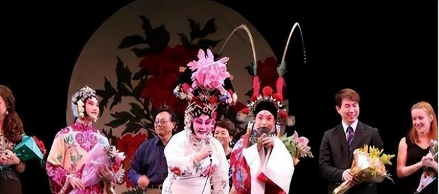 吃里爬外，永不回国？她带领30名演员选择留美，如今年过花甲归来