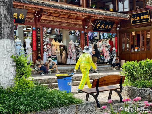 丽江古城暑期保洁强度翻倍 90余名保洁员坚守岗位护美景