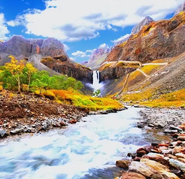 长白山 22 万人挤爆!央媒 200 篇 ,社媒 20 亿曝光！东北秋游火得非偶然