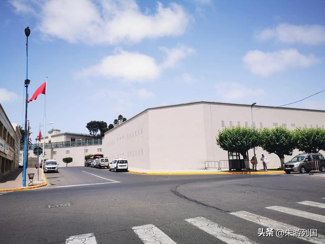 蓝白巷弄与敞门面包车，摩洛哥的荒诞与真实