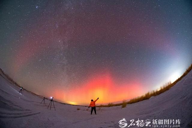 特大地磁暴发生！新疆现绚丽极光