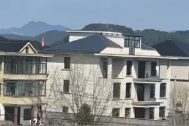 浙江的农村确实建的比江苏好太多了，山水之间的别墅村落图片
