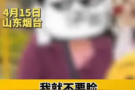 大妈因为秋千和女大学生吵架，评论区网友让人气愤图片