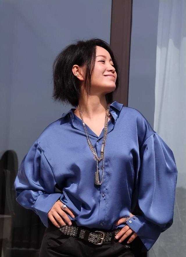 她连上5次春晚，和恩师同居怀孕，被骗流产，如今57岁依然单身！