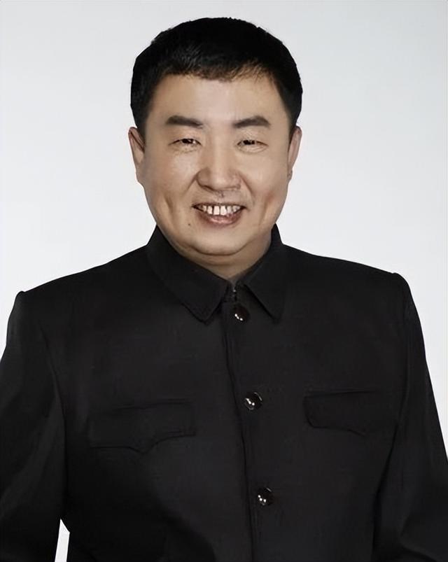 表面是演员，实际是“国际反恐专家”！这位著名老戏骨，隐藏好深