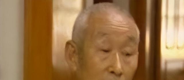 1969年，天安门秘密拆除后重建，拆除时发现数枚炮弹和一个小木盒