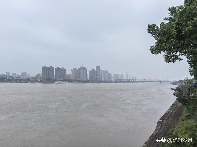 襄阳古城汉江风景很美