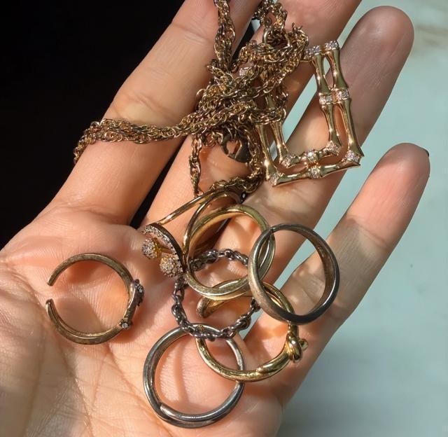 狠心扔掉近万元首饰，发现：这6种首饰，越戴越难受，千万别买