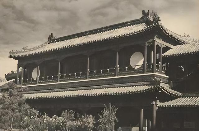 北京饭店建到14层时	，汪东兴惊出一身冷汗，立即上报：不能再建了