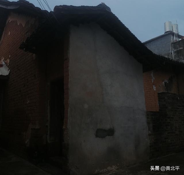 广西南宁市宾阳县不知名的古村落有进士屋，房子落魄但牌匾值钱