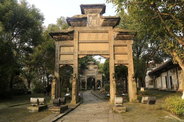 四川隆昌有一座石牌坊古镇，青石黛瓦间，解读牌坊背后的历史故事