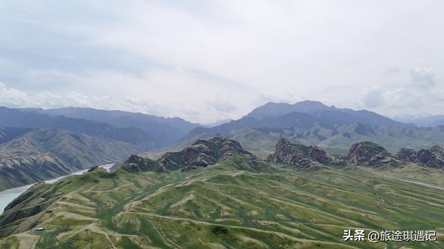 新疆天山深处的景观大道，曾是国防公路，如今人少景美震撼人心