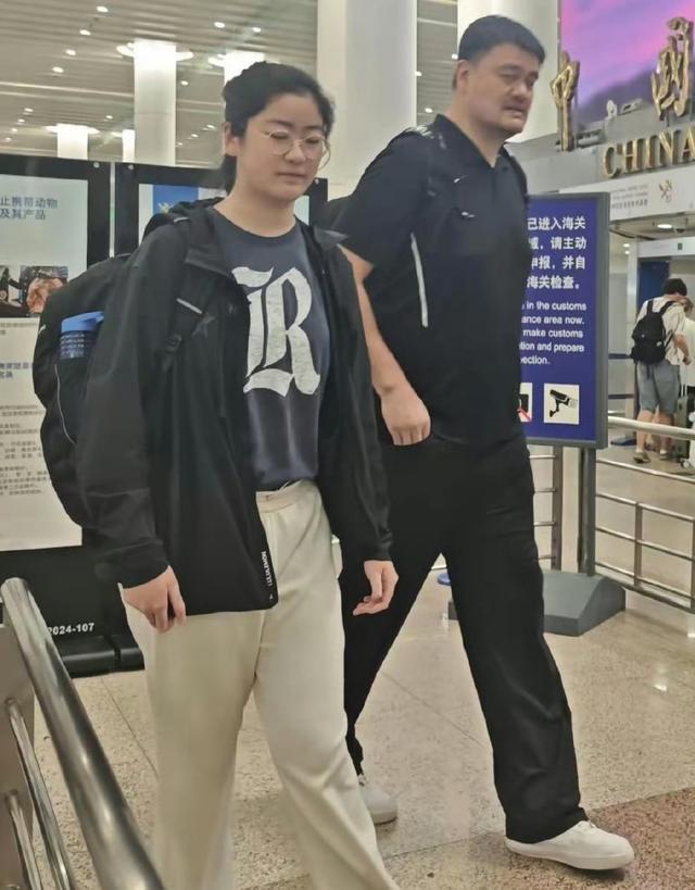 姚明和女儿现身苏州老家，不得不说姚明女儿没选择打篮球有些可惜