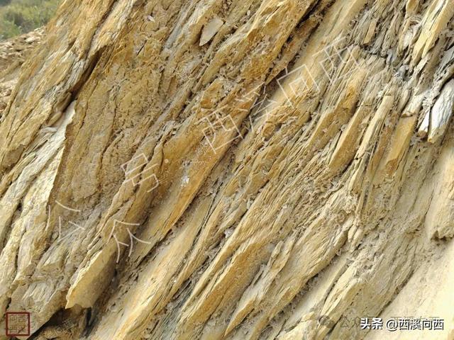 萧山与富阳交界处,这座山的石头生生被压成了棉絮状