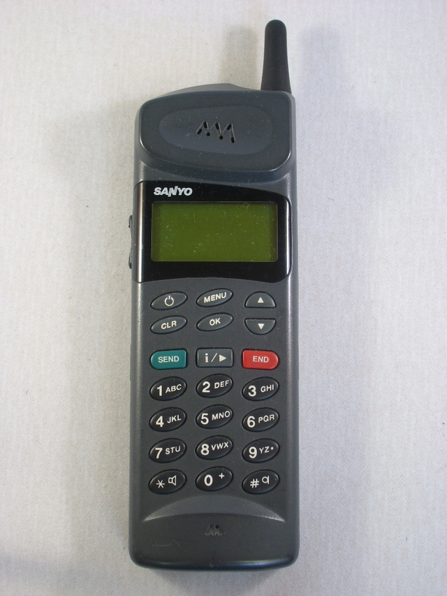 通信历史连载801-第一部GSM手机-三星SGH-100和三洋DMP951-1995年