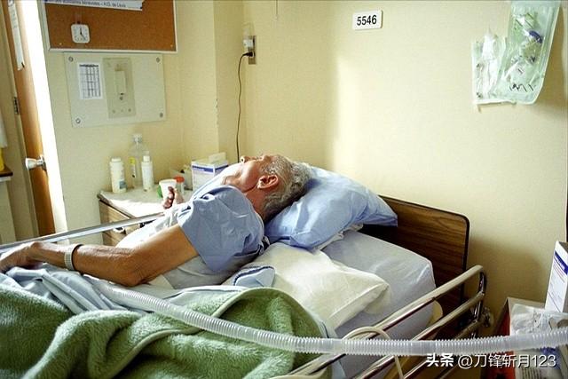 父亲进ICU40多天终于去世后，我才明白：好死不如赖活着，是错的