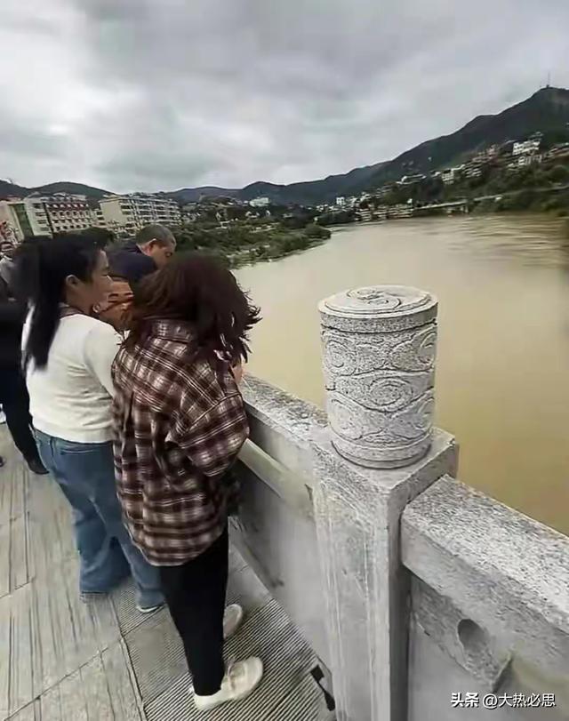 婚礼当天跳河后续：婚车上一直争吵，新郎生前最后一句话曝光！