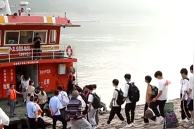 重庆云阳484名中考生乘船赶考！你们乘风破浪，我们保驾护航！图片