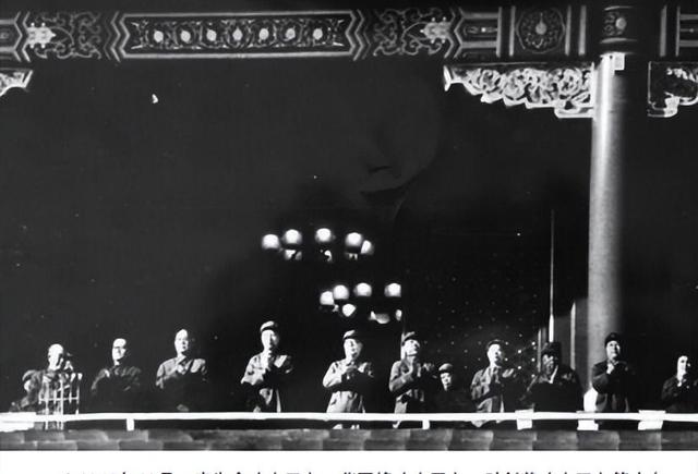 李先念为毛主席守灵时，假借散心离开大会堂，私下和一人秘密见面