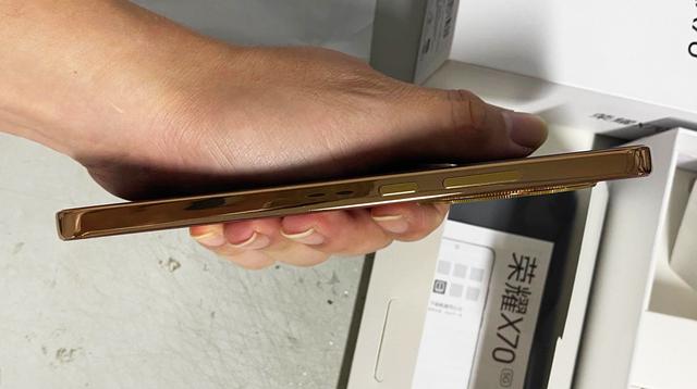 内置8300mah超大电池，这款国产荣耀千元机，告别续航焦虑放肆玩