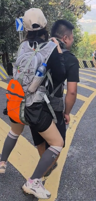 广东女子登山脚崴，被陌生小伙背40分钟下山，恶心的一幕出现了