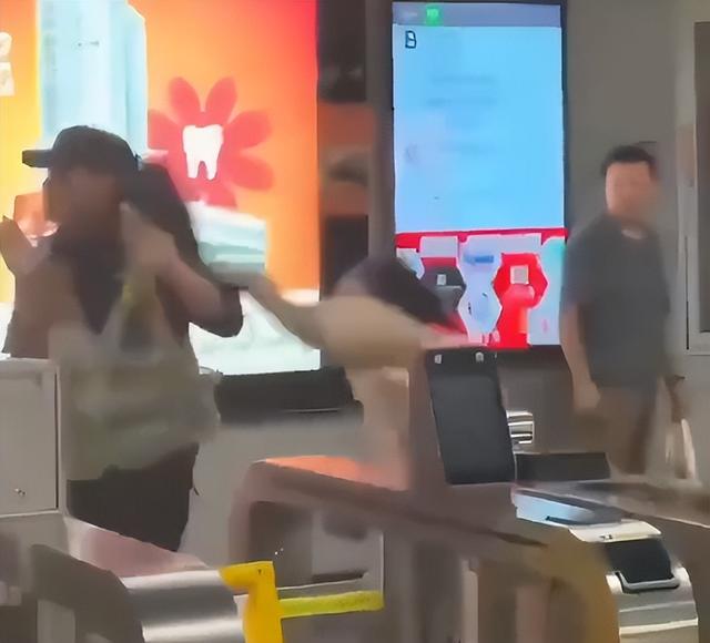 地铁女子打人被拘后续！女子面容曝光，警方回应，知情人透露原因