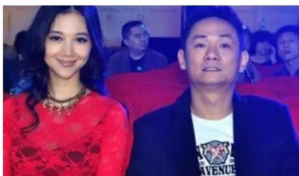 16年前，他在爱妻葬礼上哭到昏厥发誓永不再娶，如今怎么样了？