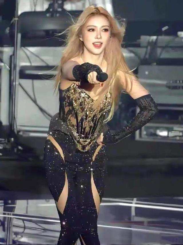 真要被薛凯琪笑死了 这双腿并拢 真的好像海狮 这腿一看就是象腿无疑