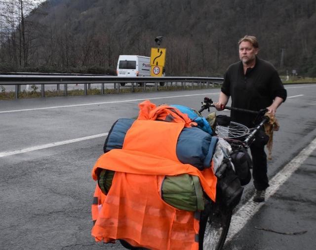 一场打赌，他从南美走路回英国！快6万公里走了27年，快到家了