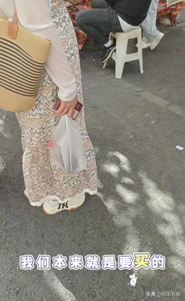 新疆旅游大妈太气人，手抓馕饼拍照却不买，路过导游教她做人