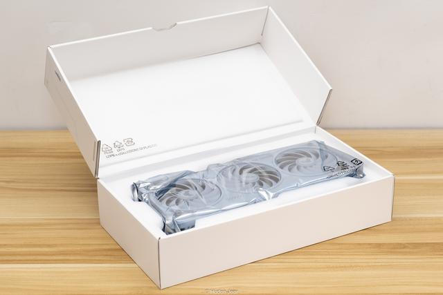 极地坚冰！华硕TUF RTX 5070Ti O16G白色游戏实测