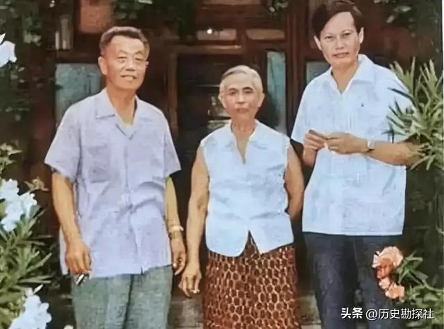 1981年，杜聿明的葬礼上，女儿杜致礼和杨振宁的留影，悲痛难掩！