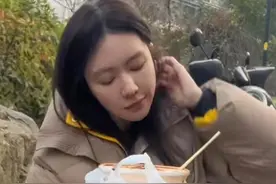 美女模特成外卖大姐，从上流社会到骑电驴满街跑，青春饭吃不长久图片