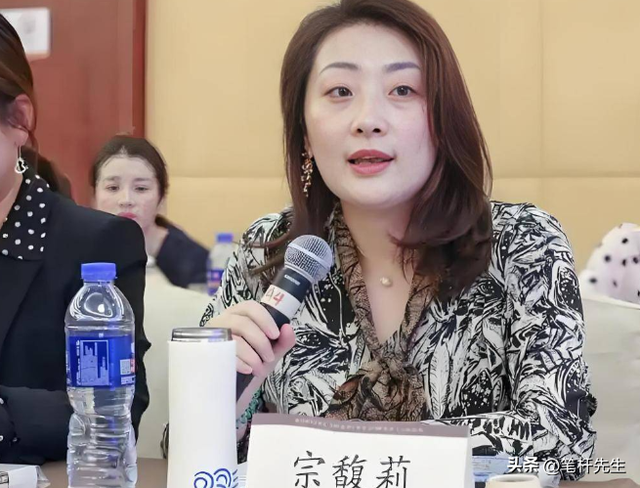 杜建英同学炮轰宗馥莉！没教养很恶毒，评论区沦陷，黑料被扒出