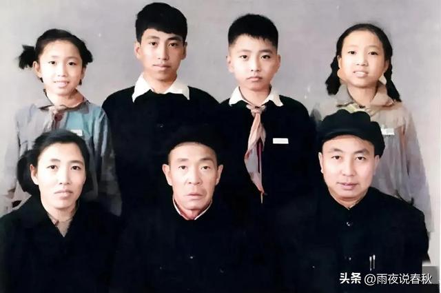 华国锋的夫人有多美？61年在长沙留影，30岁端庄秀丽，‌风姿绰约