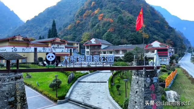 四川夹在峡谷中的县城，最窄处仅百米，藏着两个世界级“国宝”！