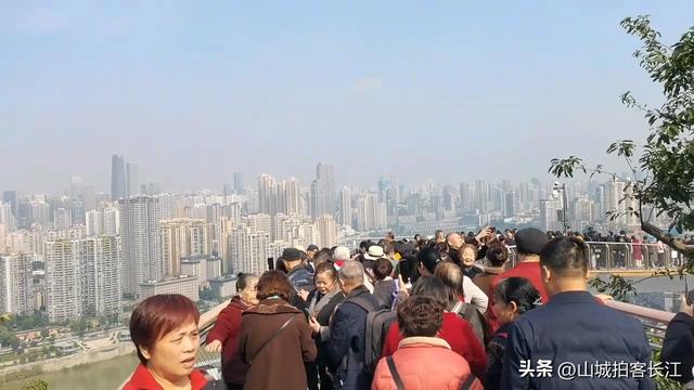 重庆新添颜值爆表的景点，刚开放就人山人海，大爷大妈抢着排队！