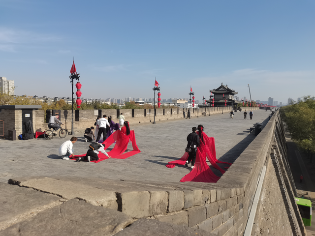 青砖黛瓦映襦裙——西安城墙解锁古风拍照新体验