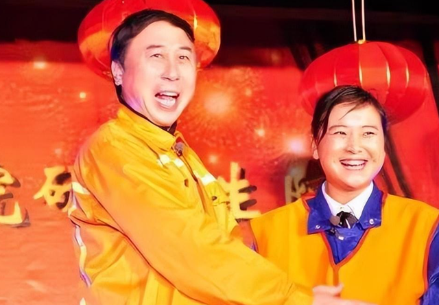 瘦到脱相？43岁的贾玲罕见露面，脸跨不平、又瘦又"颓"，令人唏嘘