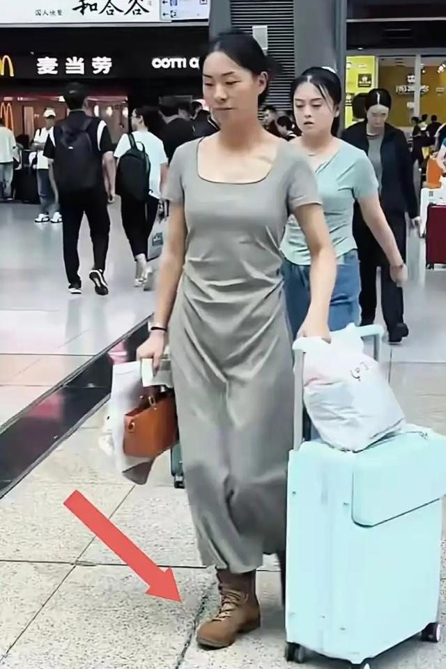 93阅兵女兵返程，部分靴子来不及换，个个都长得高，英姿飒爽真靓
