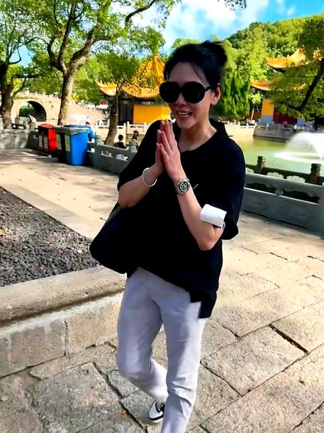 57岁邱淑贞游普陀山被偶遇，身材娇小苗条，打扮低调女神气质依然