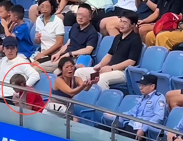 越扒越有！上海闹事护照姐生活萎靡，前男友也不一般，邻居曝更多