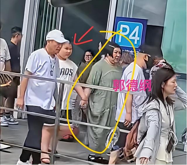 郭德纲一家现身上海，王惠穿绿裙胖到没脖子、10岁郭汾阳眼斜嘴歪