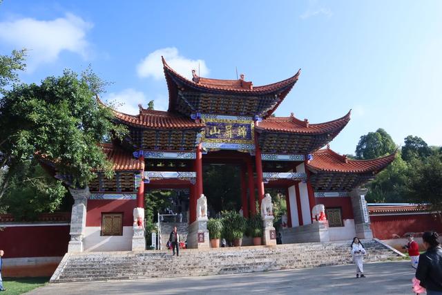 登上1999级台阶，触摸最大的弥勒佛像，百年古寺锦屏山