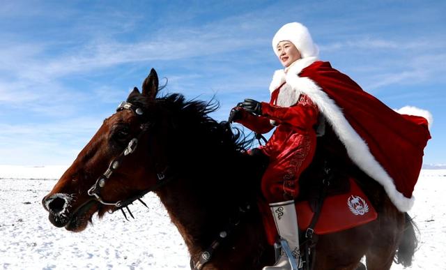 贺娇龙自曝被动收入900万 昭苏县城花卖空房住满 无数网友奔赴送别